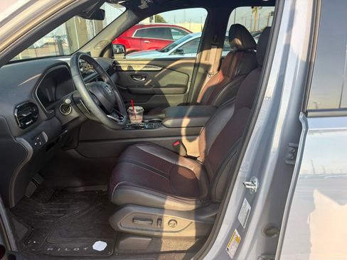 Used 2025 Honda Pilot Black Edition image 12
