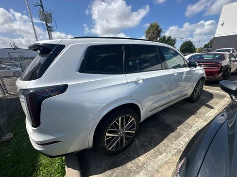 Used 2023 Cadillac XT6 Sport w/ Technology Package AWD/4WD image 4