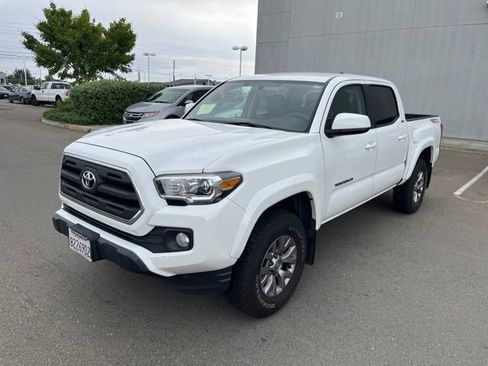Used 2017 Toyota Tacoma SR5 RWD image 3
