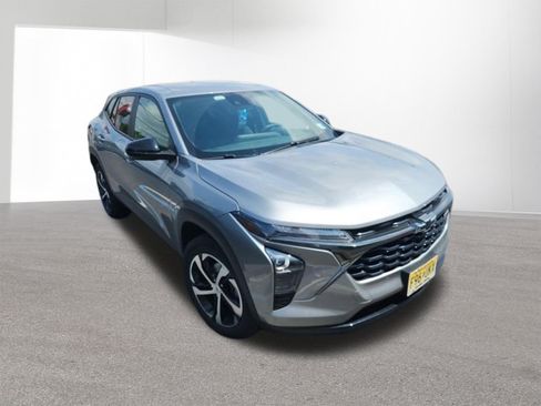 Used 2024 Chevrolet Trax RS FWD image 2