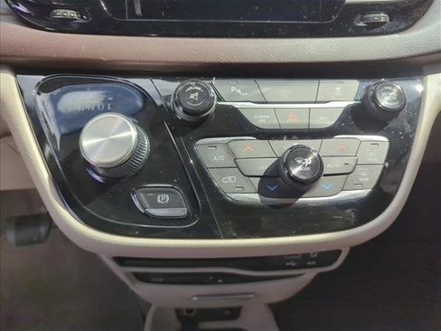 Used 2017 Chrysler Pacifica Touring-L Plus w/ Tire & Wheel Group image 4