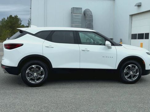 Used 2025 Chevrolet Blazer LT FWD image 9