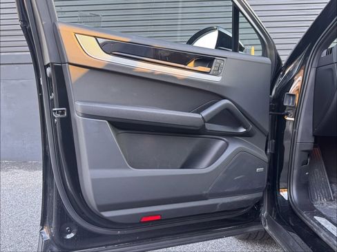Certified 2025 Porsche Cayenne Coupe image 18