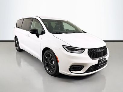 New 2026 Chrysler Pacifica Select