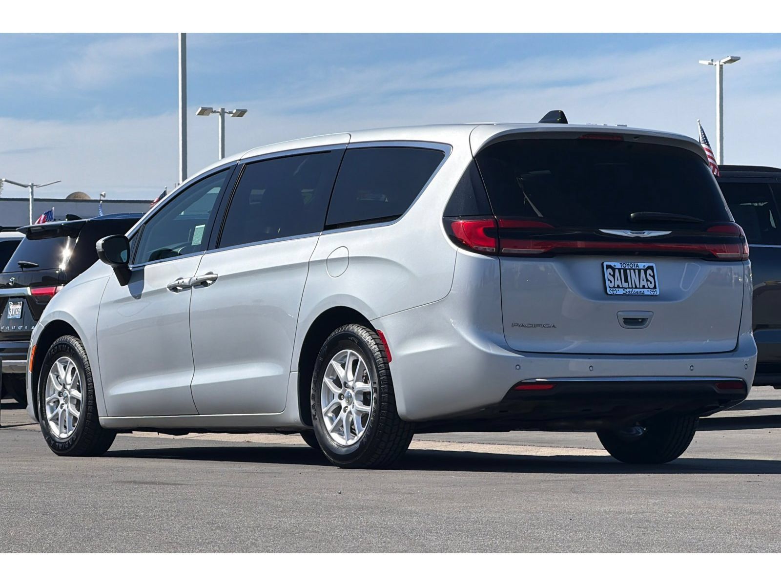 Used 2023 Chrysler Pacifica Touring-L FWD image 6