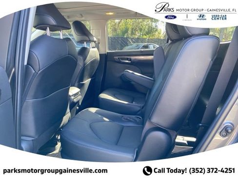 Used 2023 Toyota Highlander Platinum image 12