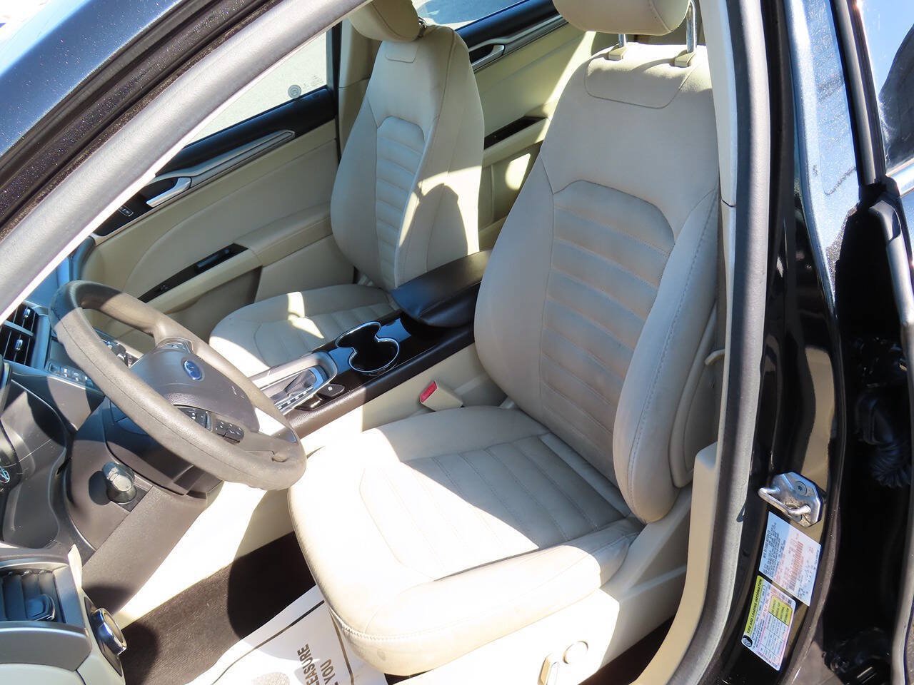 Used 2015 Ford Fusion SE FWD image 17