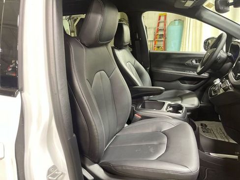 New 2026 Chrysler Pacifica Select image 24