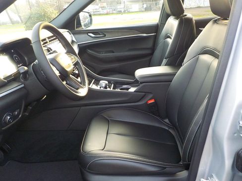 New 2025 Jeep Grand Cherokee Limited image 19