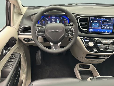 Used 2024 Chrysler Pacifica Touring-L FWD image 10