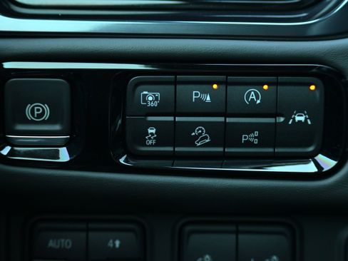 Used 2025 GMC Yukon AT4 Ultimate image 35