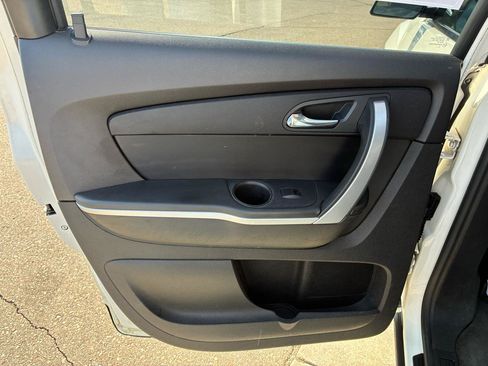 Used 2011 GMC Acadia SLE FWD image 16