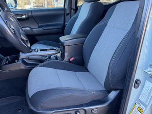 Used 2022 Toyota Tacoma TRD Off-Road w/ Technology Package image 7