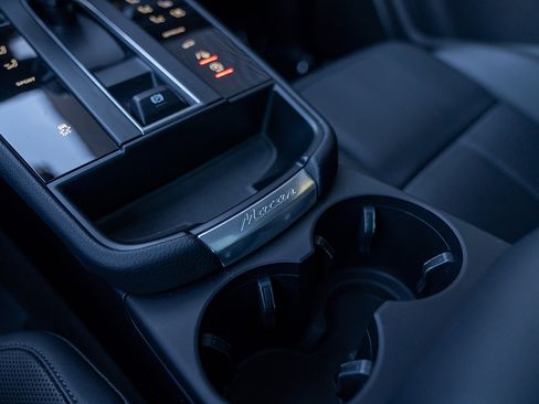 Certified 2025 Porsche Macan image 15