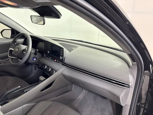 Used 2024 Hyundai Elantra SE FWD image 13