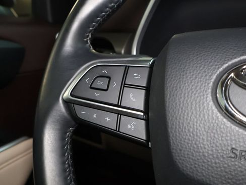 Used 2021 Toyota Highlander XLE AWD/4WD image 22