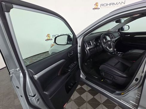 Used 2019 Toyota Highlander XLE AWD/4WD image 17