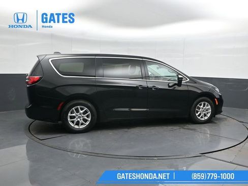 Used 2024 Chrysler Pacifica Touring-L image 3
