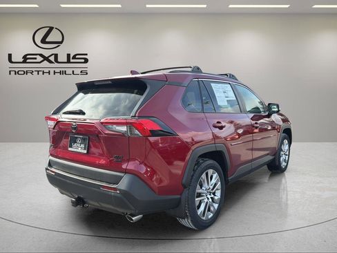 Used 2020 Toyota RAV4 XLE Premium image 6