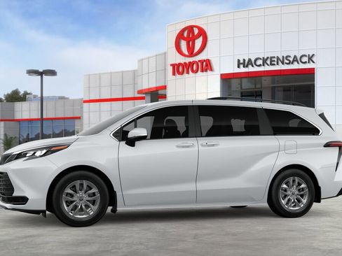 Used 2026 Toyota Sienna LE image 3