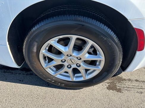 Used 2024 Chrysler Pacifica Touring-L FWD image 3