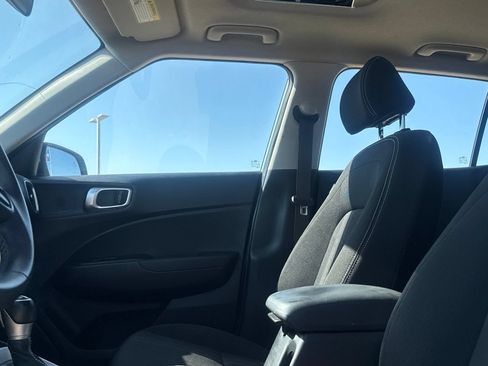 Used 2025 Hyundai Venue SEL FWD image 34