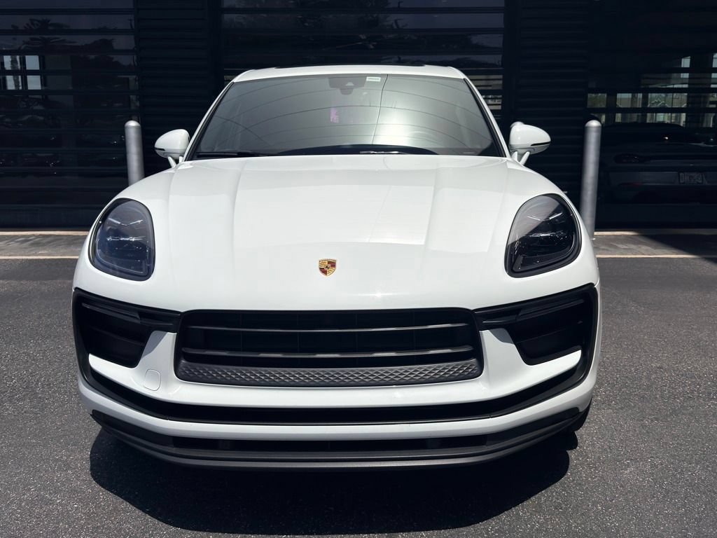 Used 2022 Porsche Macan AWD/4WD image 2
