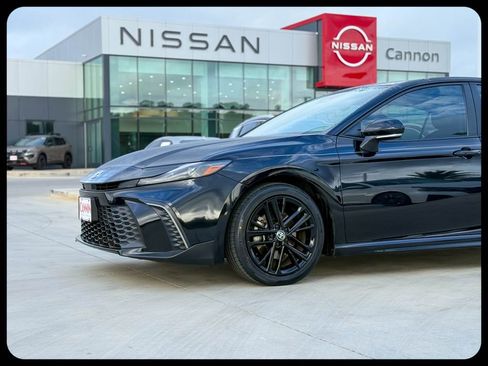 Used 2025 Toyota Camry SE FWD image 2