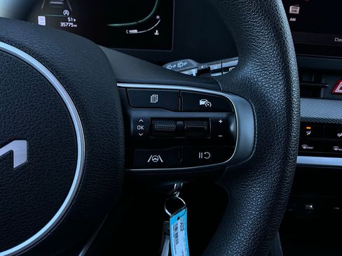 Used 2025 Kia Sportage LX image 32