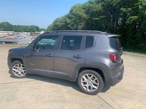 Used 2017 Jeep Renegade Latitude FWD image 13