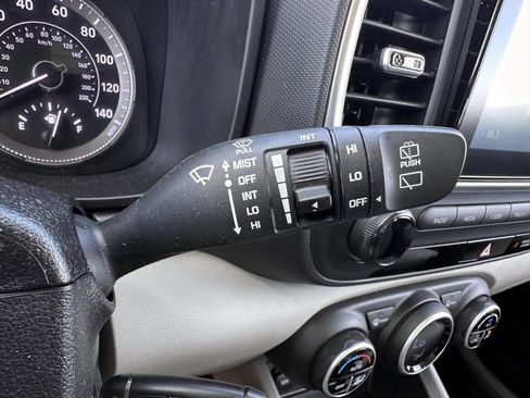 Used 2020 Hyundai Venue SEL FWD image 18