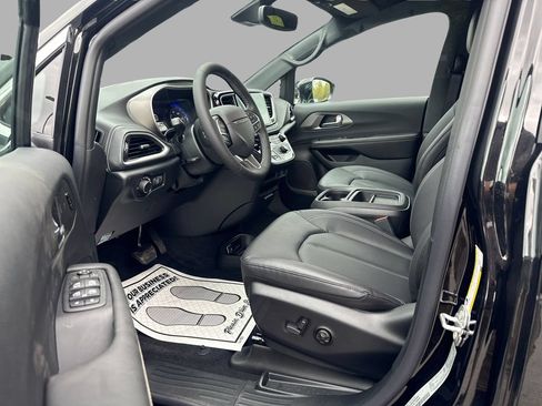 New 2027 Chrysler Pacifica Select FWD image 17