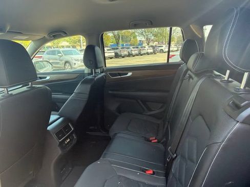 Used 2024 Volkswagen Atlas SE AWD/4WD image 18