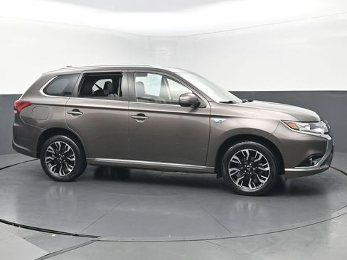 Used 2018 Mitsubishi Outlander SEL image 6