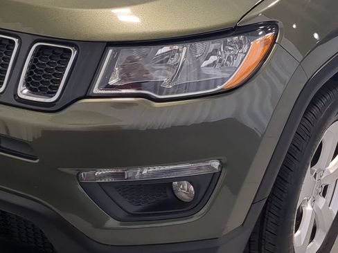 Used 2018 Jeep Compass Latitude w/ Cold Weather Group AWD/4WD image 11
