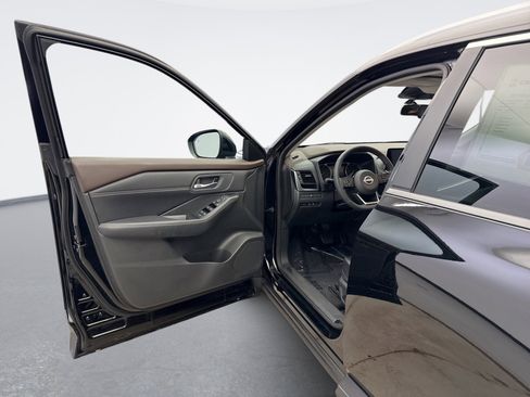 Used 2023 Nissan Rogue SV w/ SV Premium B Package image 9