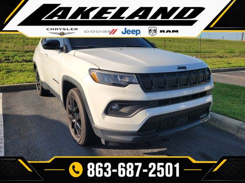 Used 2022 Jeep Compass Latitude FWD image 1