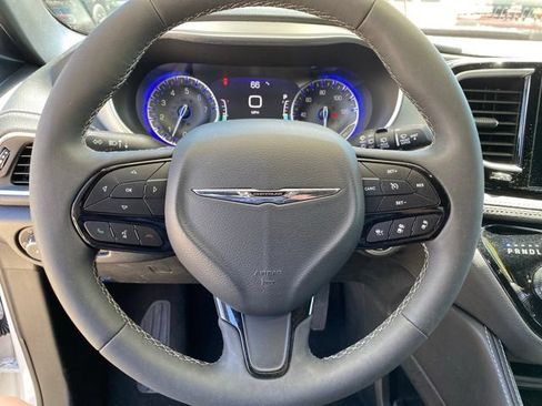 Used 2025 Chrysler Pacifica Limited FWD image 19