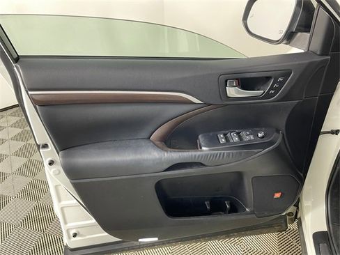 Used 2015 Toyota Highlander Limited image 9