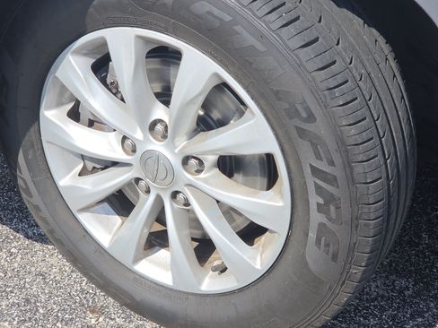 Used 2017 Chrysler Pacifica Touring w/ Tire & Wheel Group FWD image 3