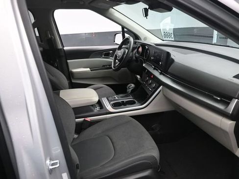 Used 2022 Kia Carnival LX FWD image 25