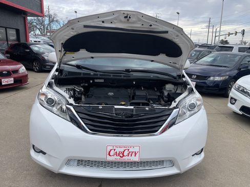 Used 2011 Toyota Sienna Limited image 7