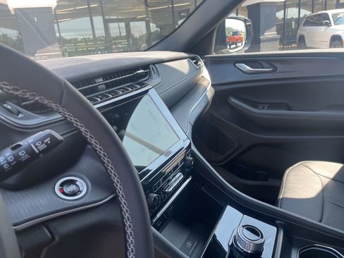 New 2025 Jeep Grand Cherokee Altitude image 21