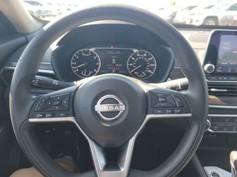 Used 2024 Nissan Altima 2.5 SV FWD image 12