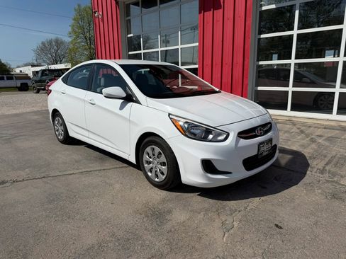 Used 2017 Hyundai Accent SE image 2