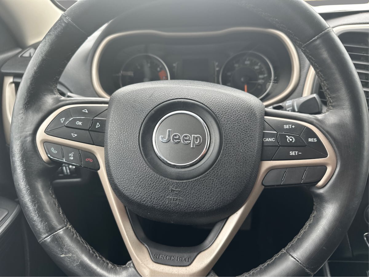 Used 2016 Jeep Cherokee Latitude w/ Safety/Convenience Group AWD/4WD image 32