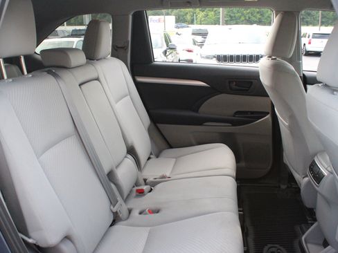 Used 2019 Toyota Highlander LE FWD image 30