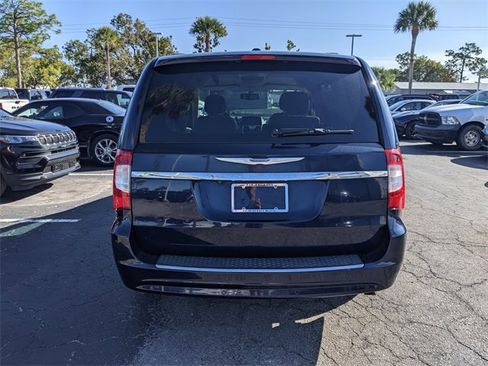 Used 2014 Chrysler Town & Country Touring-L w/ Driver Convenience Group image 5