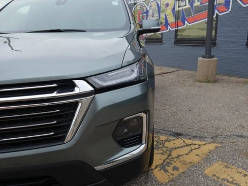 Used 2023 Chevrolet Traverse LT FWD image 3