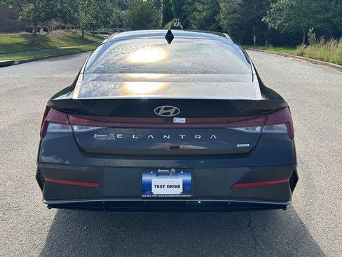 New 2025 Hyundai Elantra Limited image 4